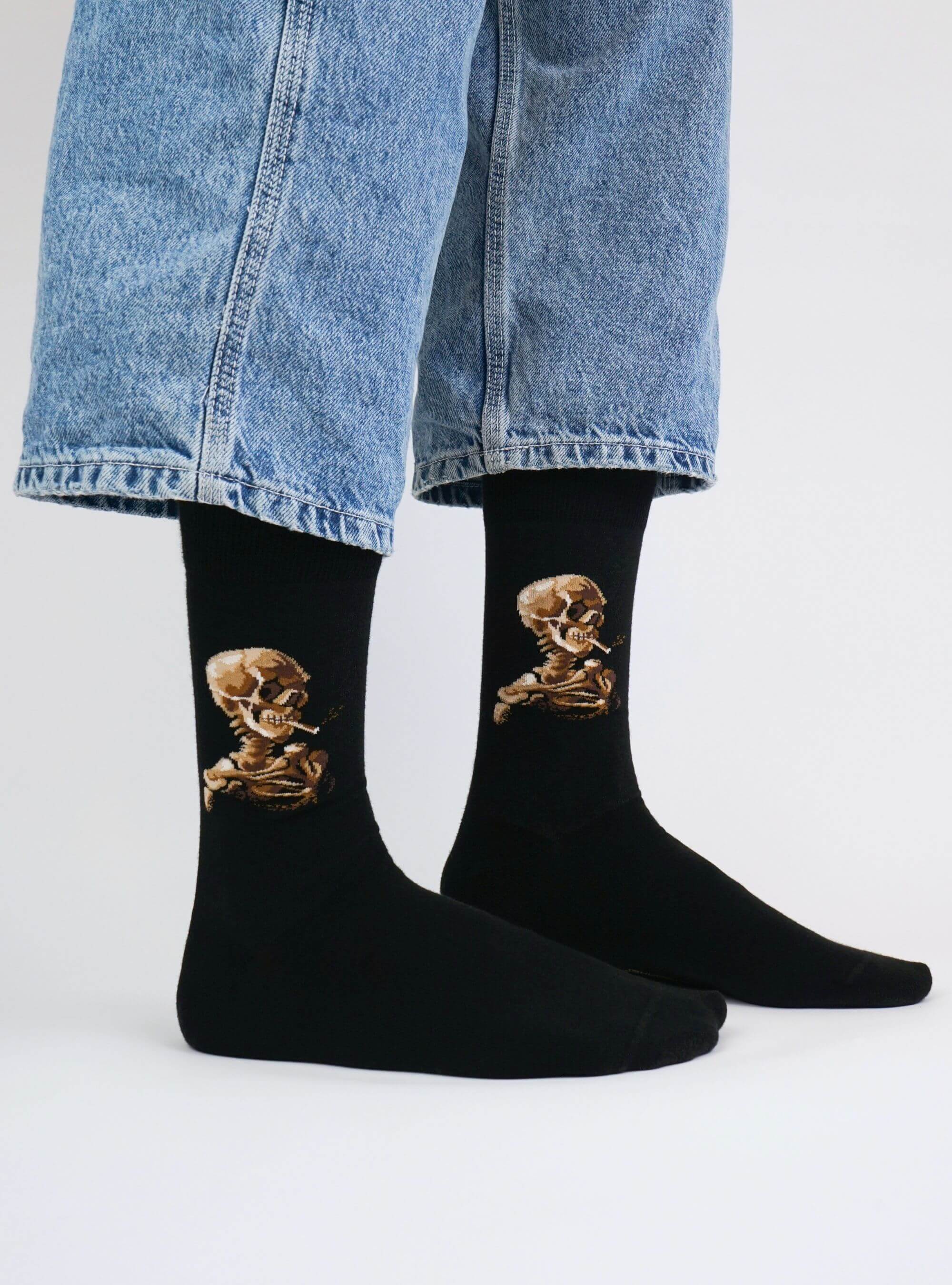 Schädel eines Skeletts mit brennender Zigarette