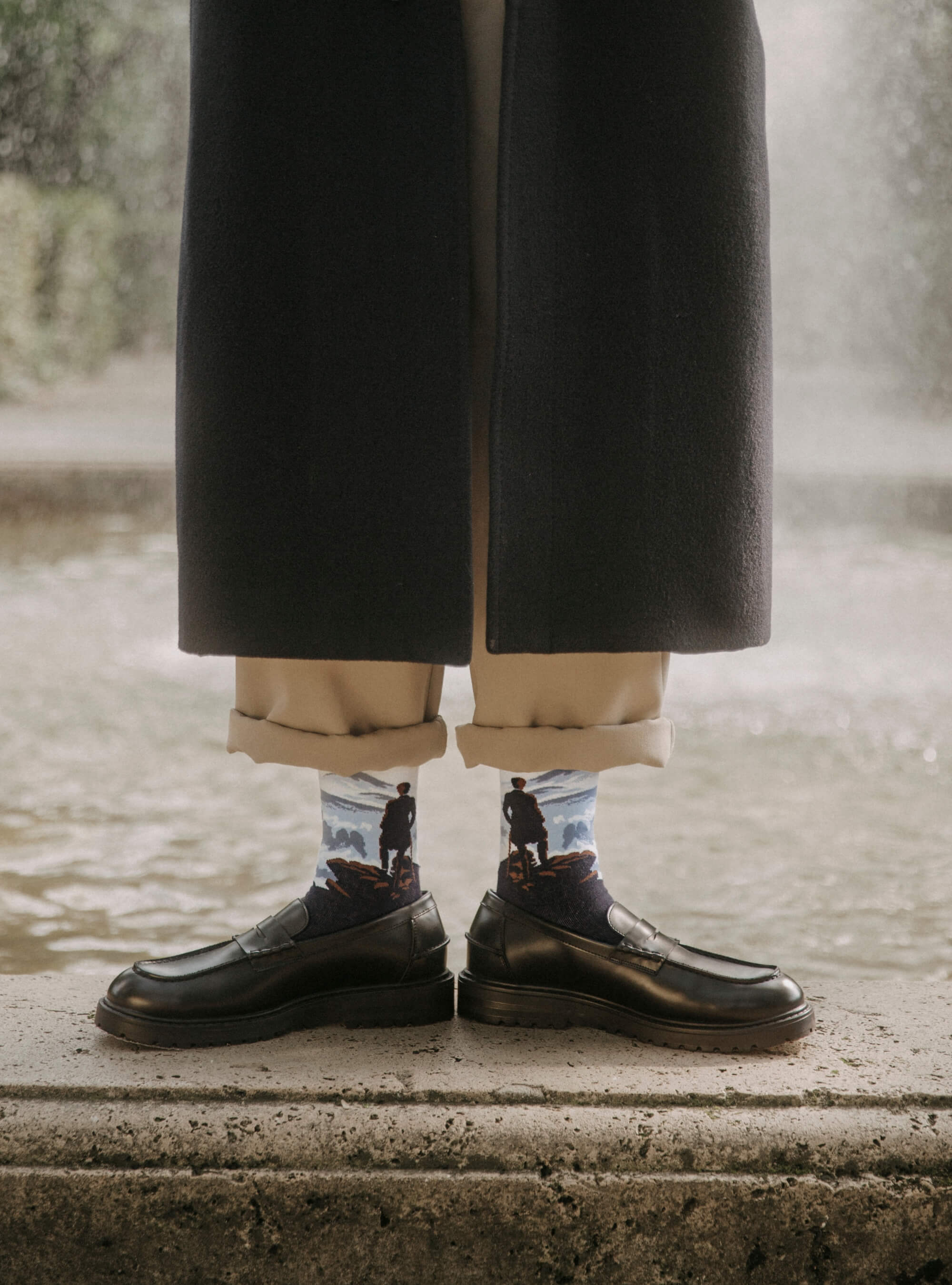 De Wandelaar boven de Nevelen sokken gedragen