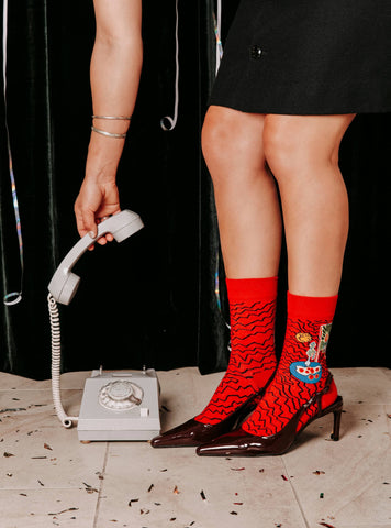 Rotes Interieur, Stillleben auf blauem Tisch