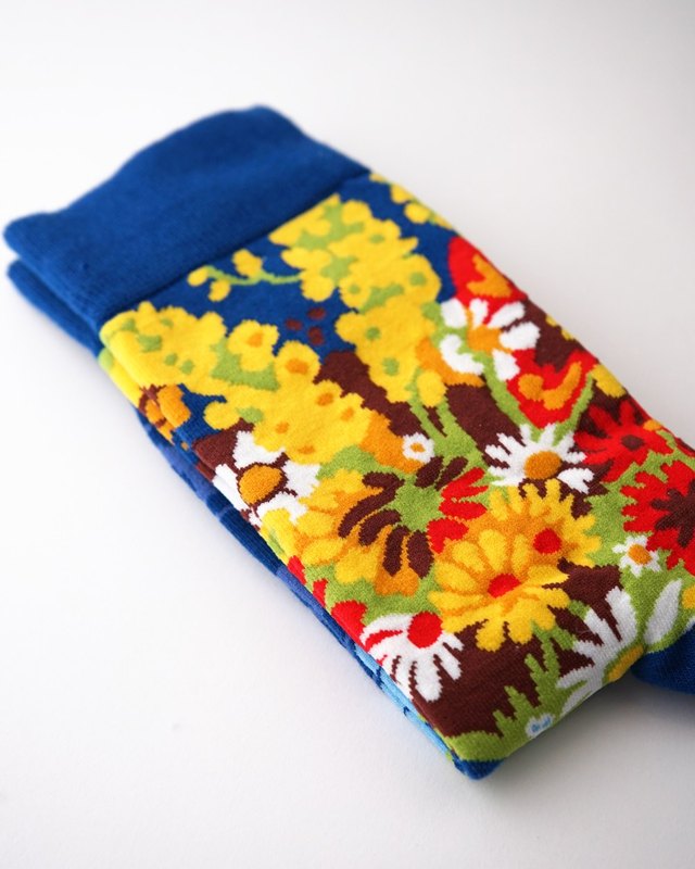 Le bouquet autour de la jambe, le mur en bleu sur le pied.