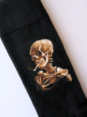 Schädel eines Skeletts mit brennender Zigarette