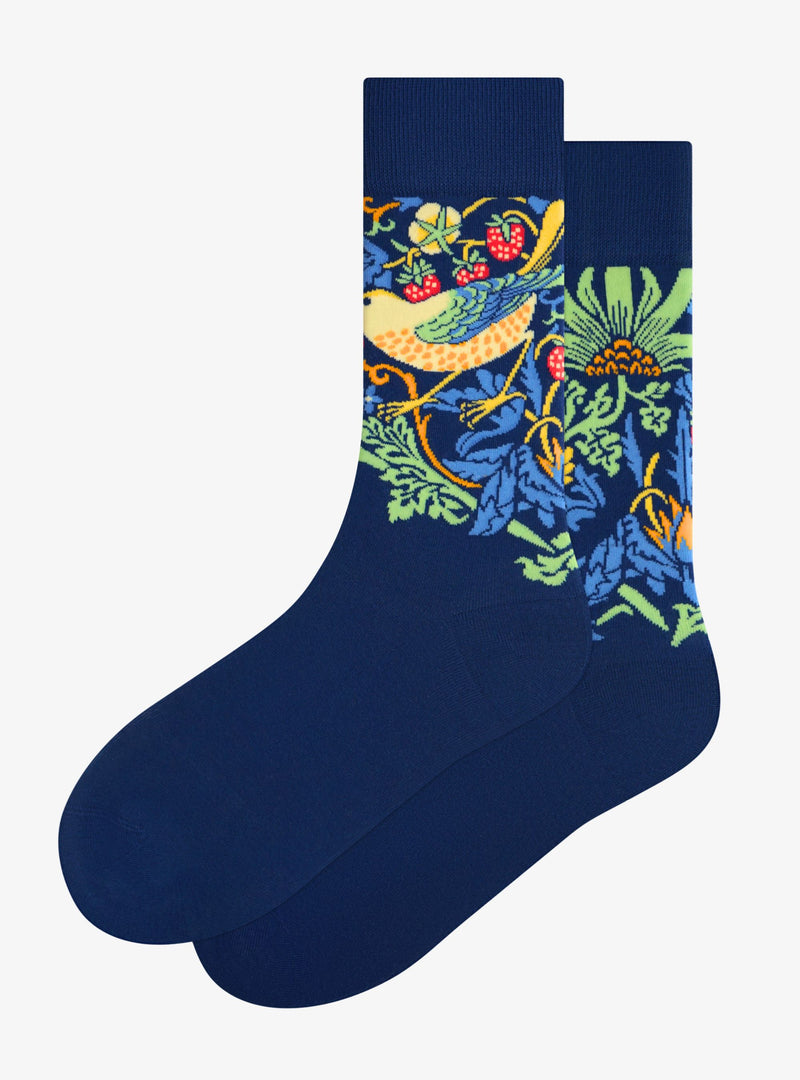 Chaussettes Strawberry Thief de Kunstsokken d'après William Morris, indigo avec grives et fraises